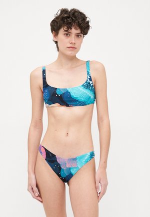 Bikini komplekts ar kvadrātveida dekoltē un zemu vidukli. Izmanto zilu, tirkīza un rozā ziedu rakstu uz tumša fona.
