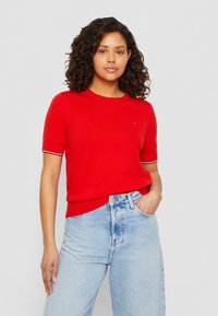Tommy Hilfiger SHORT SLEEVE KNIT - Pamata T-krekls - fierce red
