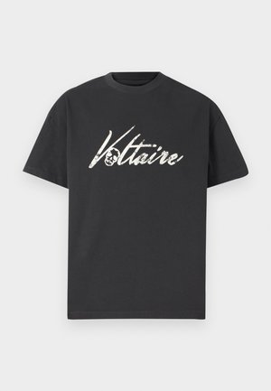 Svart bomull T-skjorte med stort hvitt grafisk trykk av "Voltaire" med et hodeskalle-design. Korte ermer, rund hals og avslappet passform.