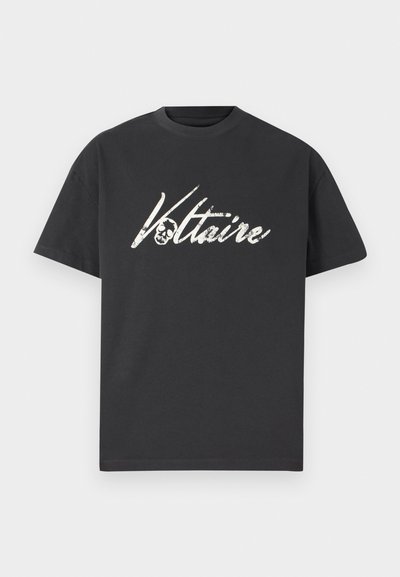 Schwarzes Baumwoll-T-Shirt mit einem großen weißen grafischen Druck von "Voltaire" mit einem Totenkopfdesign. Kurze Ärmel, Rundhalsausschnitt und lockere Passform.