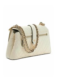 Sac à main beige matelassé en matériau synthétique, doté d'une bandoulière chaîne dorée, d'une poche zippée et d'une forme structurée avec une fermeture magnétique.