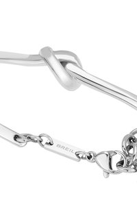 Pulsera de cadena de plata con un destacado detalle de nudo, un cierre de langosta y una pequeña etiqueta grabada con "BREIL".
