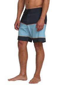 Pánske plavky v námorníckej modrej a svetlomodrej farbe s elastickým pásom, šnúrkou a horizontálnym prúžkovaným vzorom. Vyrobené z textúrovanej tkaniny.