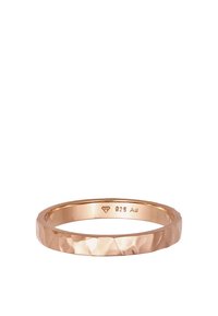 Prsten od ružičastog zlata s teksturom hamera, s ravnim dizajnom trake. Na unutarnjoj strani označen "925" kao potvrda autentičnosti srebra.