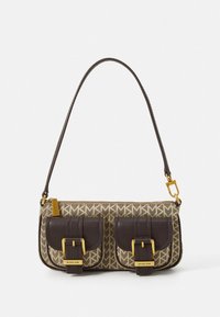 Petit sac à main multi-poches en tissu à motifs avec des accents en cuir marron. Doté de ferrures dorées et d'une bandoulière amovible.