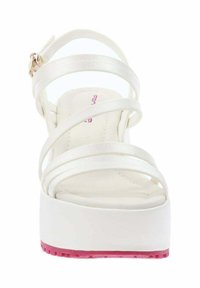 Sandali platform bianchi con multiple cinghie in satin e una soletta liscia. La suola presenta un accento rosa a contrasto alla base.