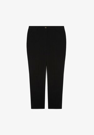 Pantalon noir sur mesure longueur cheville avec poches avant, passants de ceinture et fermeture par un seul bouton à la taille.