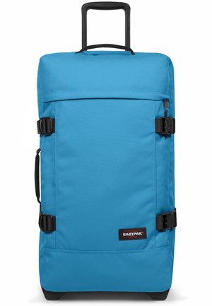 Blaues rollendes Reisetasche aus strapazierfähigem Material, rechteckige Form, schwarze Schnallen, Traggriff und Markenlogo auf der Vorderseite.