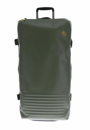 Sac à dos imperméable vert avec un fond texturé, des bretelles réglables et une poignée supérieure ; il présente un logo jaune sur le devant.