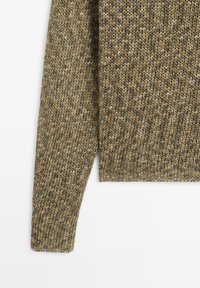 Trui met lange mouwen, gebreid in een mix van olijf, bruin en beige garen met geribde manchetten en zoom, met zichtbare gedetailleerde textuur.