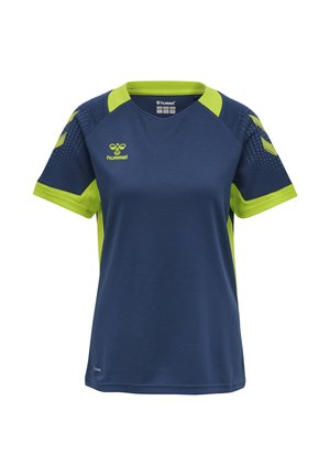 Marineblauw sportshirt met limoengroene accenten op de mouwen, kraag en zijkanten, met het Hummel-logo op de borst en chevronpatronen op de schouders.