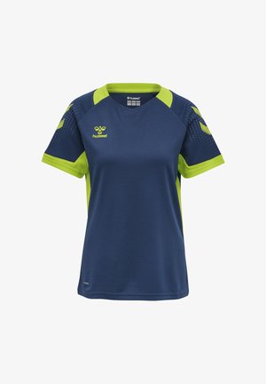 Marineblauw sportshirt met limoengroene accenten op de mouwen, kraag en zijkanten, met het Hummel-logo op de borst en chevronpatronen op de schouders.