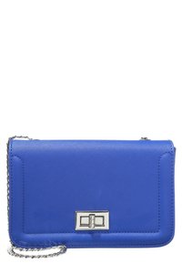 Modrá syntetická kožená crossbody taška s kovovou sponou ve stříbrné barvě, řetízkem a hladkým povrchem. Má elegantní obdélníkový design.