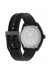 Montre avec bracelet en silicone noir, boîtier en acier inoxydable, bande texturée et cadran circulaire avec un design de carte du monde au dos.