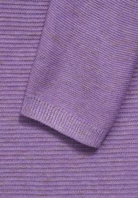 Maglione a maglia viola con una texture ruvida, caratterizzato da strisce orizzontali e polsini a coste. Presenti variazioni di viola chiaro e scuro.