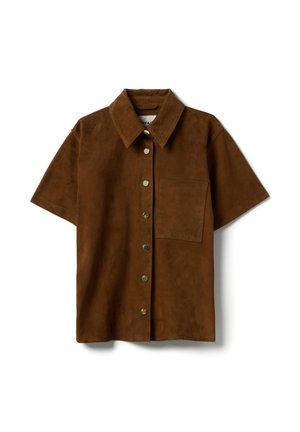 Camisa marrón de ante con mangas cortas, cuello, cierre frontal de botones y un solo bolsillo en el pecho. Textura ligera y botones de latón.