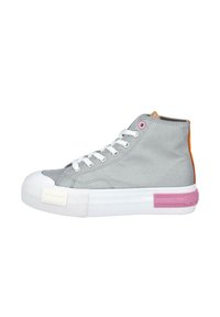 Zapatilla alta en lona gris claro con puntera de goma blanca. Presenta acentos en rosa y naranja y cordones blancos. Paneles laterales texturizados.