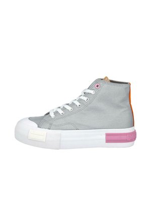 Zapatilla alta en lona gris claro con puntera de goma blanca. Presenta acentos en rosa y naranja y cordones blancos. Paneles laterales texturizados.