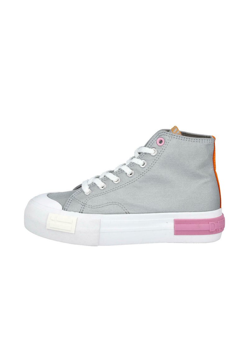 Zapatilla alta en lona gris claro con puntera de goma blanca. Presenta acentos en rosa y naranja y cordones blancos. Paneles laterales texturizados.