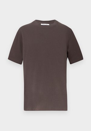 Brun bomulds t-shirt med korte ærmer, rund halsudskæring og en afslappet pasform. Glat tekstur uden synlige mønstre eller accenter.