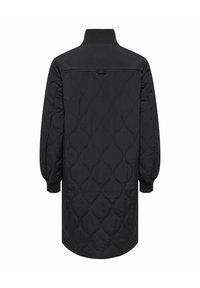 Manteau long noir matelassé avec motif ondulé rembourré, poignets et col côtelés, présenté de dos sur fond blanc.