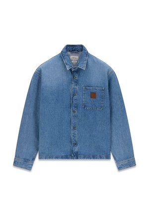Chemise bleu denim à manches longues avec boutons, col et poche poitrine ornée d'un petit patch marron.
