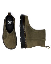 Botas de tornozelo verde-oliva feitas em camurça, com solas onduladas pretas, costuras amarelas e alças no calcanhar para facilitar o uso.