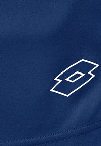 Marinblå atletisk tyg med en vit geometrisk logotypdesign som liknar siffran 8, delvis inbäddad och med texturerad yta.