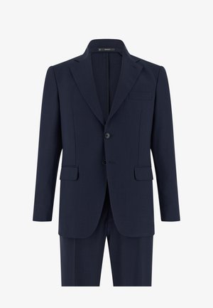 Męska marynarka garniturowa w kolorze granatowym z dwoma guzikami, z klapami z karbowaniem, kieszeniami z patką oraz dopasowanymi spodniami.
