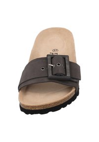 Riemensandale mit breitem grauem Lederband, verstellbarem Schnallenverschluss und gepolstertem beigen Fußbett. Texturierte schwarze Gummisohle für guten Halt.