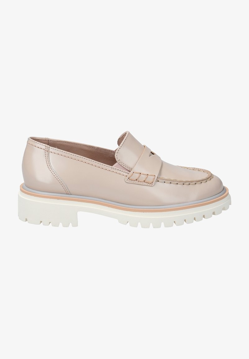 Mocassin en cuir verni beige avec semelle en caoutchouc blanche épaisse et détails cousus le long de l'orteil et de la sangle supérieure.