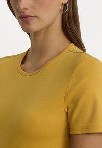 Lauren Ralph Lauren STRETCH COTTON T-SHIRT - T-paita - golden sun