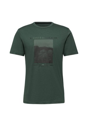 T-shirt à manches courtes vert foncé avec un graphique rectangulaire d'arbres et un texte qui indique "N. CENTRAL F.M.R 224" sur la poitrine.