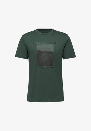 Camiseta de manga corta verde oscuro con un gráfico rectangular de árboles y un texto que dice "N. CENTRAL F.M.R 224" en el pecho.