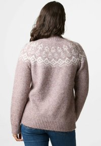 Lichtroze gebreide trui met een Fair Isle patroon in het wit op de schouderpartij, ribgebreide manchetten en zoom, en een ontspannen pasvorm.