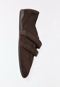 Chaussure décontractée marron foncé avec deux brides réglables à scratch et une semelle en caoutchouc plate.