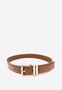 Ruskea nahkavyö, jossa on krokotiilikuosi, kultainen suorakulmainen solki ja kaksi kultasilmukkaa, joihin on kaiverrettu "Michael Kors."