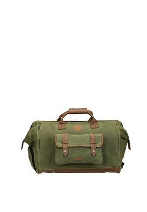 Grüne Canvas-Duffle-Tasche mit braunen Ledergriffen, Vordertasche mit Schnalle und Reißverschluss auf weißem Hintergrund.