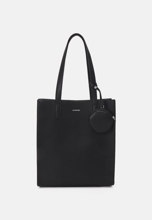 Czarna teksturowana torba na ramię z dwoma paskami oraz małą okrągłą saszetką na zamek przymocowaną do jednego z pasków.