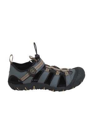 Graue und schwarze Outdoor-Sandale mit geschlossenem Zehenbereich, verstellbarem Riemen und Bungee-Schnürung, geeignet für Wanderungen oder Wasseraktivitäten.