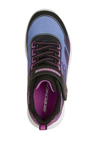 Zapatilla atlética en púrpura y azul con acentos negros; parte superior de textil, cuello acolchado, diseño de malla y suela de goma blanca. Presenta logo en la parte superior.