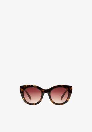 Tijgerprint kattenoogzonnebril met gradient bruine lenzen en een glanzende afwerking, weergegeven tegen een witte achtergrond.