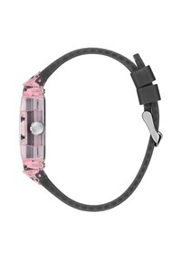 Boîtier de montre en plastique transparent rose avec un cadran argenté, un bracelet en silicone noir et une boucle argentée. Fini lisse et brillant.