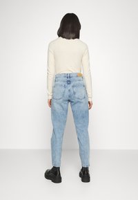 Gina Tricot Petite DAGNY MOM - Calças de ganga de perna direita - sea blue destroy