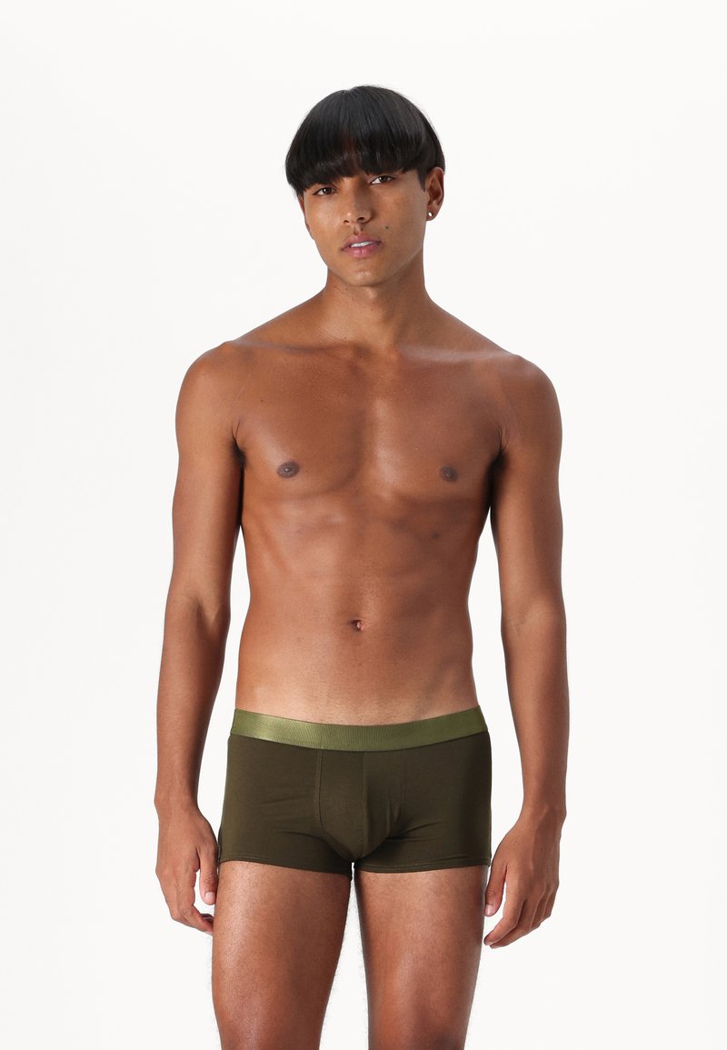 Olivgröna boxershorts med en satinfinish på midjebandet, som har ett mjukt, stretchigt tyg som formar sig efter kroppen utan synliga sömmar.