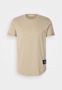 BADGE TURN UP SLEEVE - Basic T-shirt - tree house
