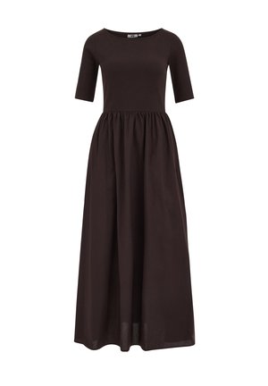 Robe longue marron en tissu côtelé en haut avec manches courtes et bas de jupe fluide. Elle présente une taille froncée.