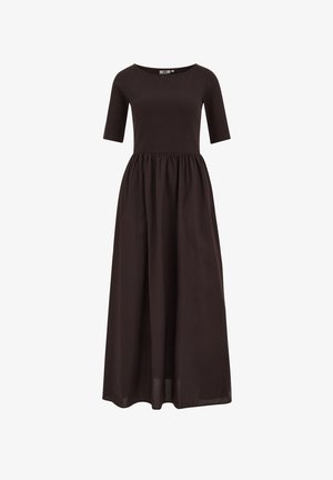 Robe longue marron en tissu côtelé en haut avec manches courtes et bas de jupe fluide. Elle présente une taille froncée.