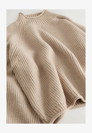 Beige neulepaita, jossa on ribbed-textuuri, korkea kaulus ja pudotetut olkapäät, rento siluetti ja pehmeä, paksu materiaali.
