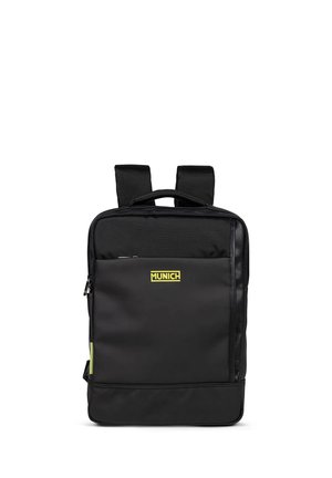 Mochila negra hecha de material duradero con un acabado mate, que cuenta con correas ajustables acolchadas, un bolsillo frontal y un logo amarillo.